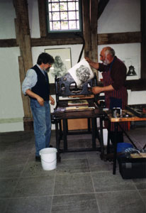 Ernst Hanke und Walter Dohmen beim Drucken